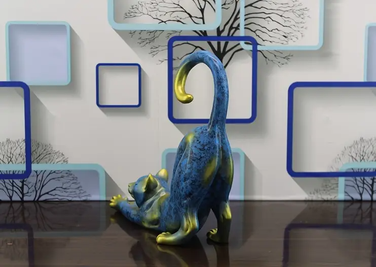 Figurka kota w rozciągającej się pozie