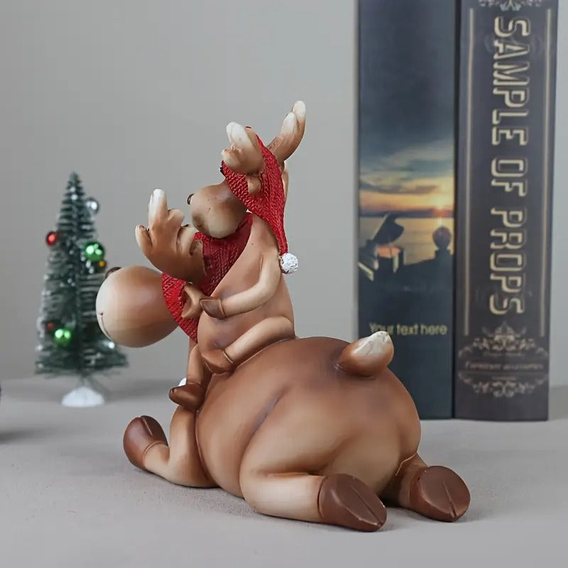 Figurka renifera z czapką świąteczną