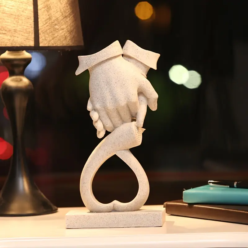 Rzeźba z żywicy Ręka w rękę z podstawą w kształcie serca