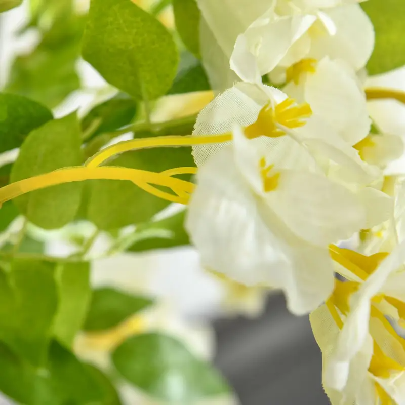 Sztuczna roślina z wiszącymi kwiatami